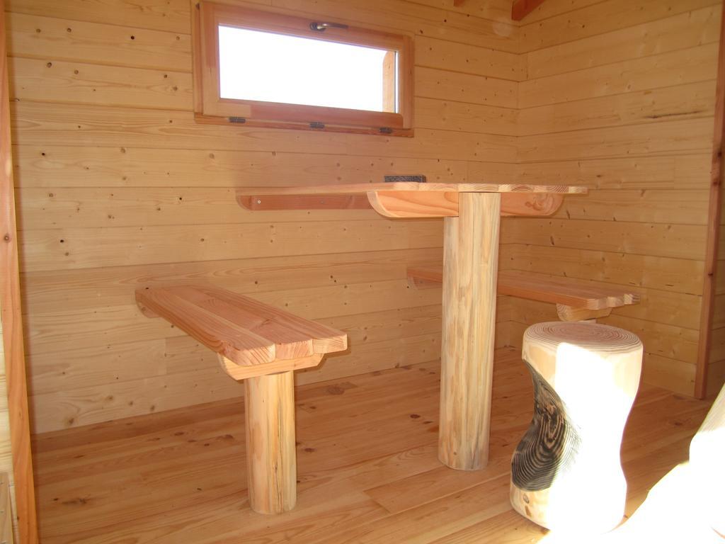 Cabanes Flottantes Du Lac De Pelisse Hotell Douzains Rom bilde