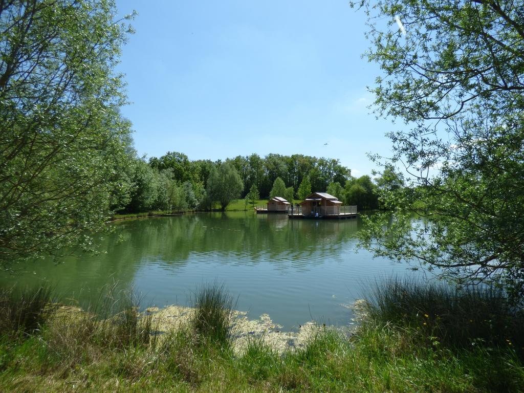 Cabanes Flottantes Du Lac De Pelisse Hotell Douzains Eksteriør bilde