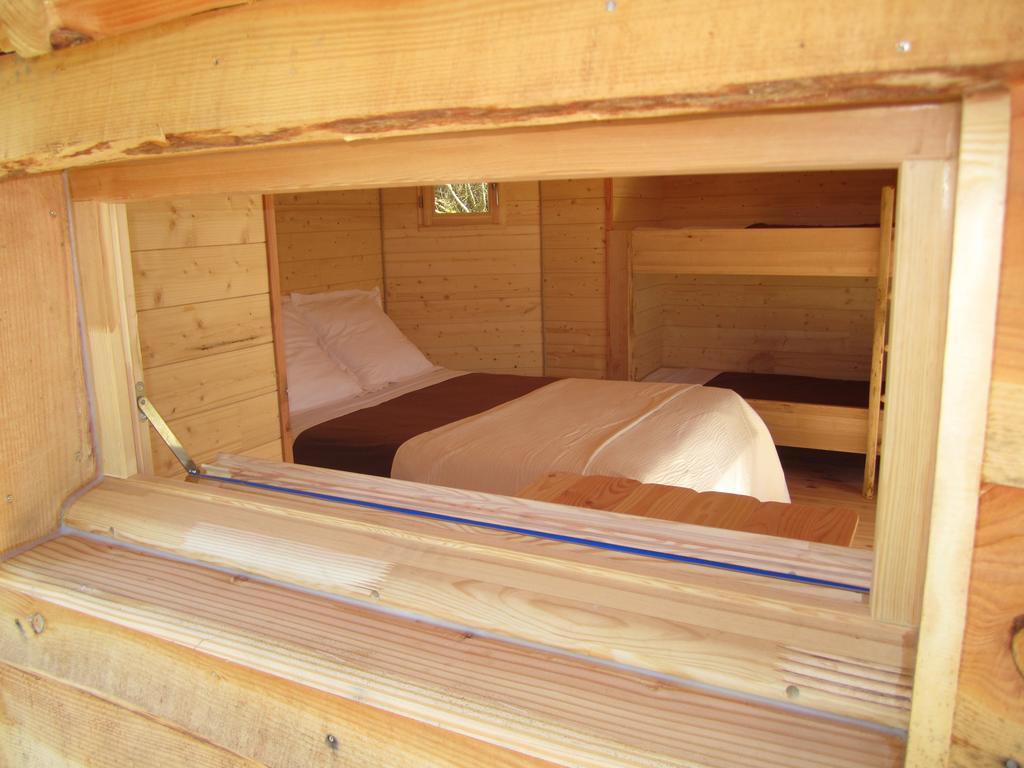 Cabanes Flottantes Du Lac De Pelisse Hotell Douzains Rom bilde