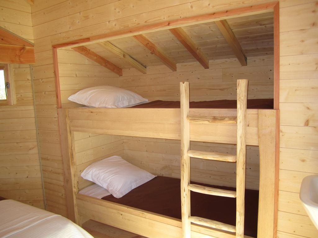Cabanes Flottantes Du Lac De Pelisse Hotell Douzains Rom bilde