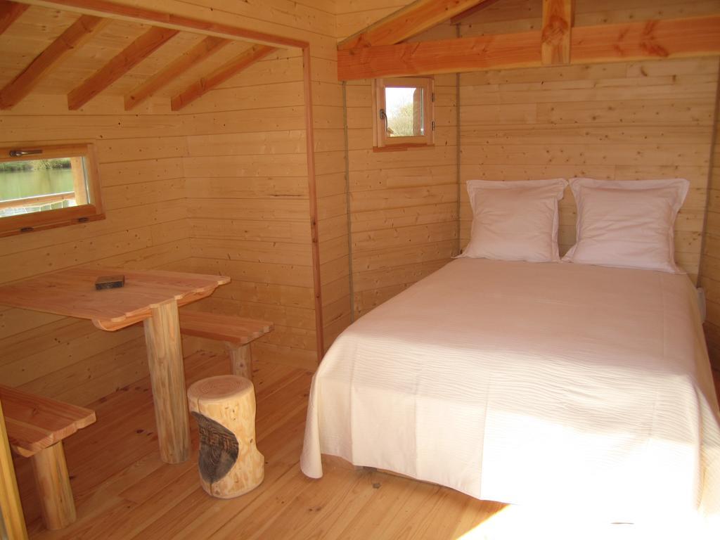 Cabanes Flottantes Du Lac De Pelisse Hotell Douzains Rom bilde