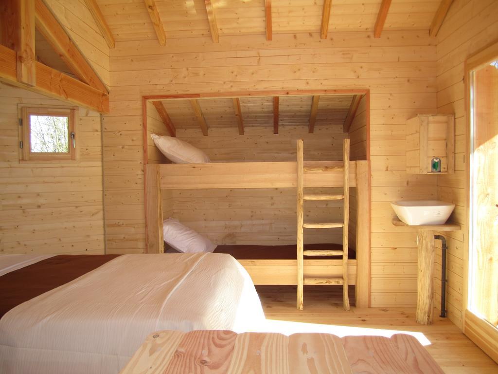 Cabanes Flottantes Du Lac De Pelisse Hotell Douzains Rom bilde
